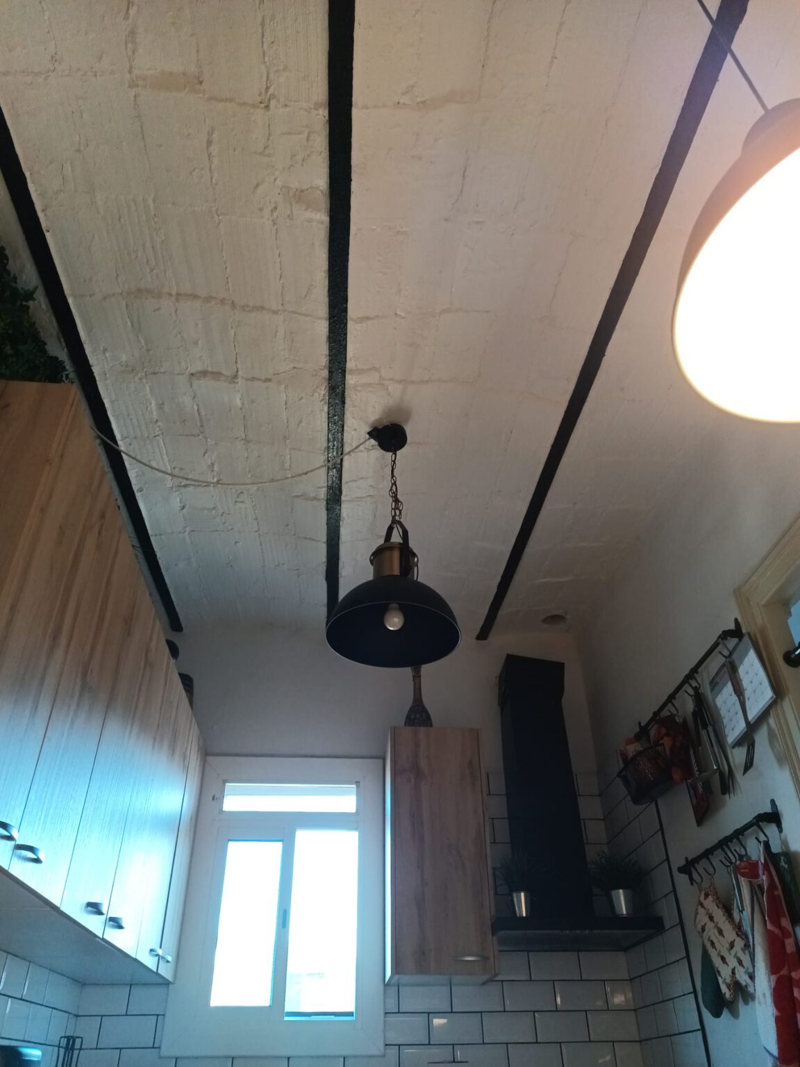 Boveda catalana pintada blanca con bigas metálicas en forja negro